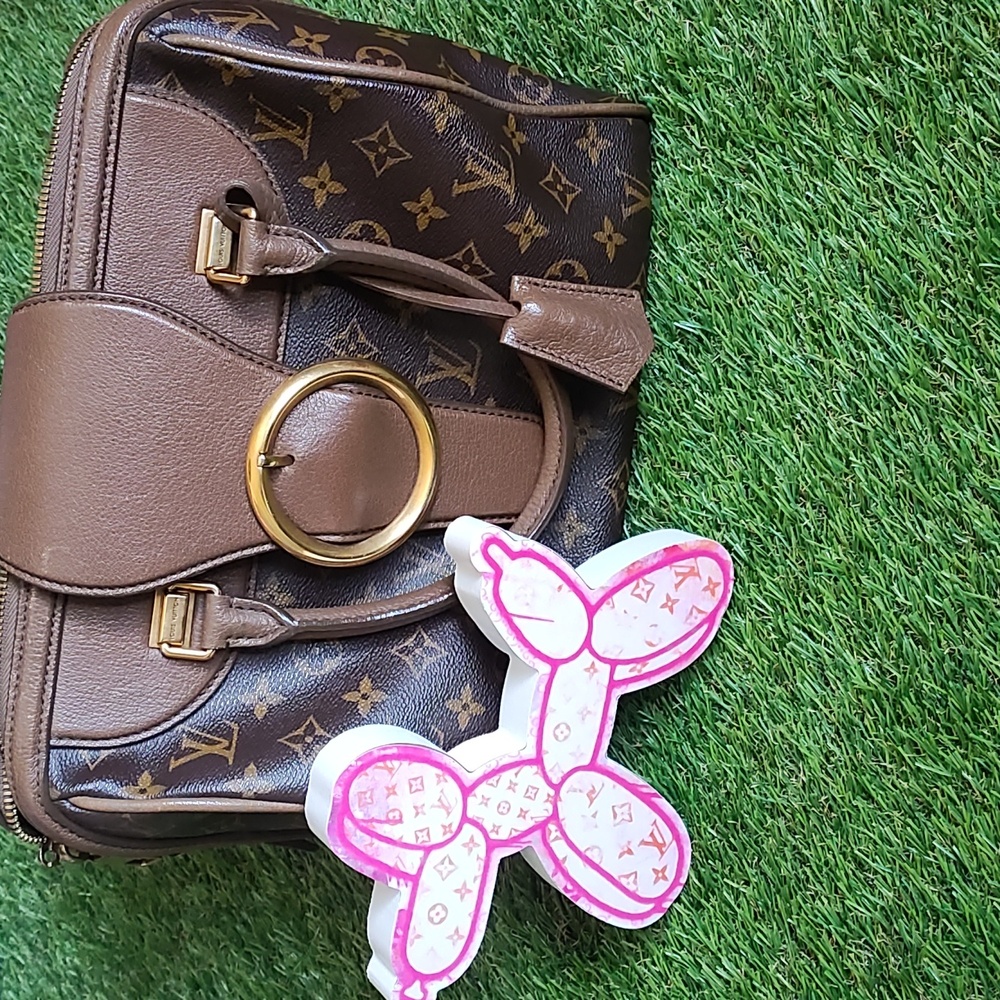 LV Pink Balloon Dog  Display